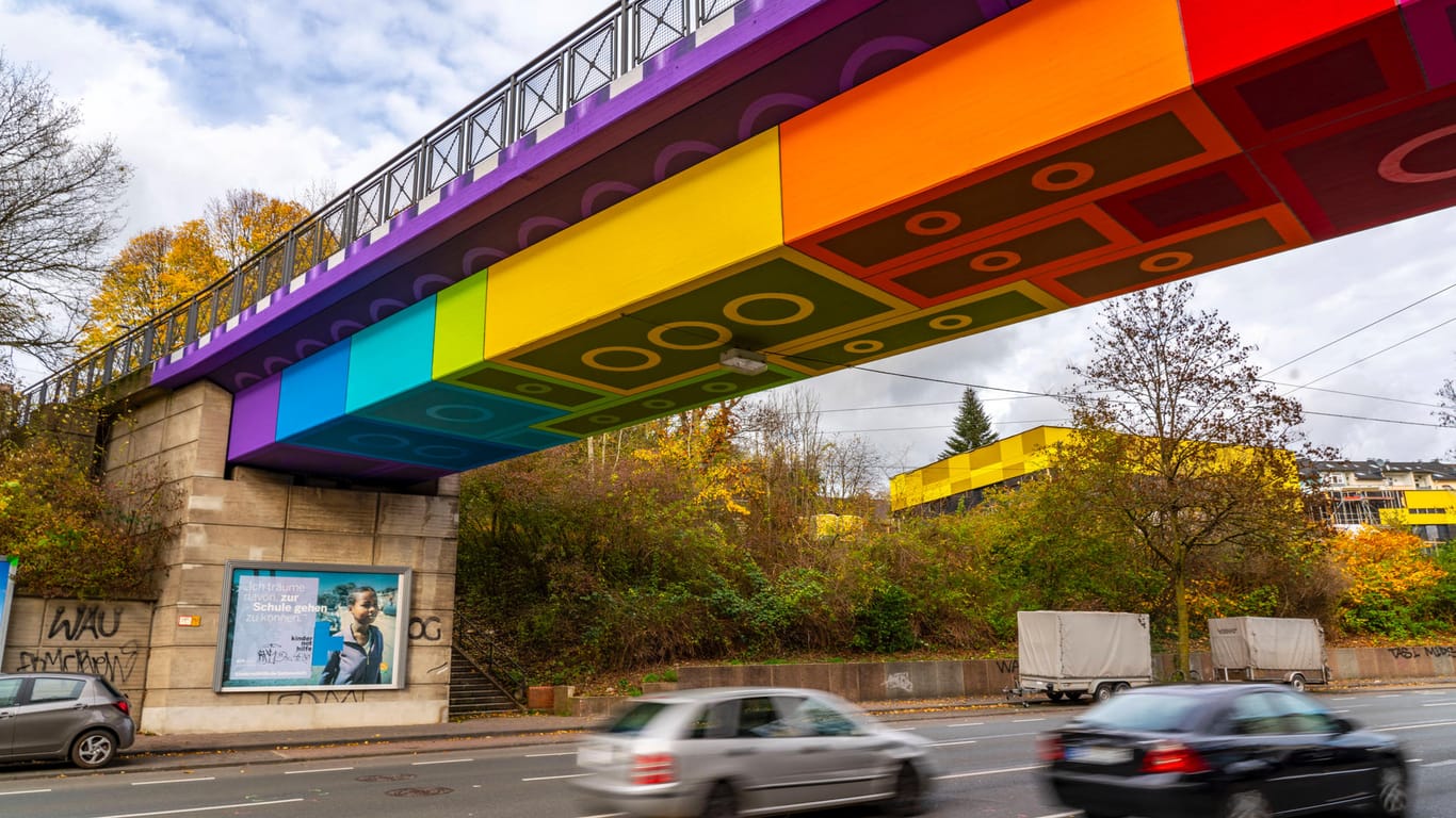 Die Legobrücke in Wuppertal: Mittlerweile gibt es die Straßenkunst bereits an zwei Brücken in der Stadt.
