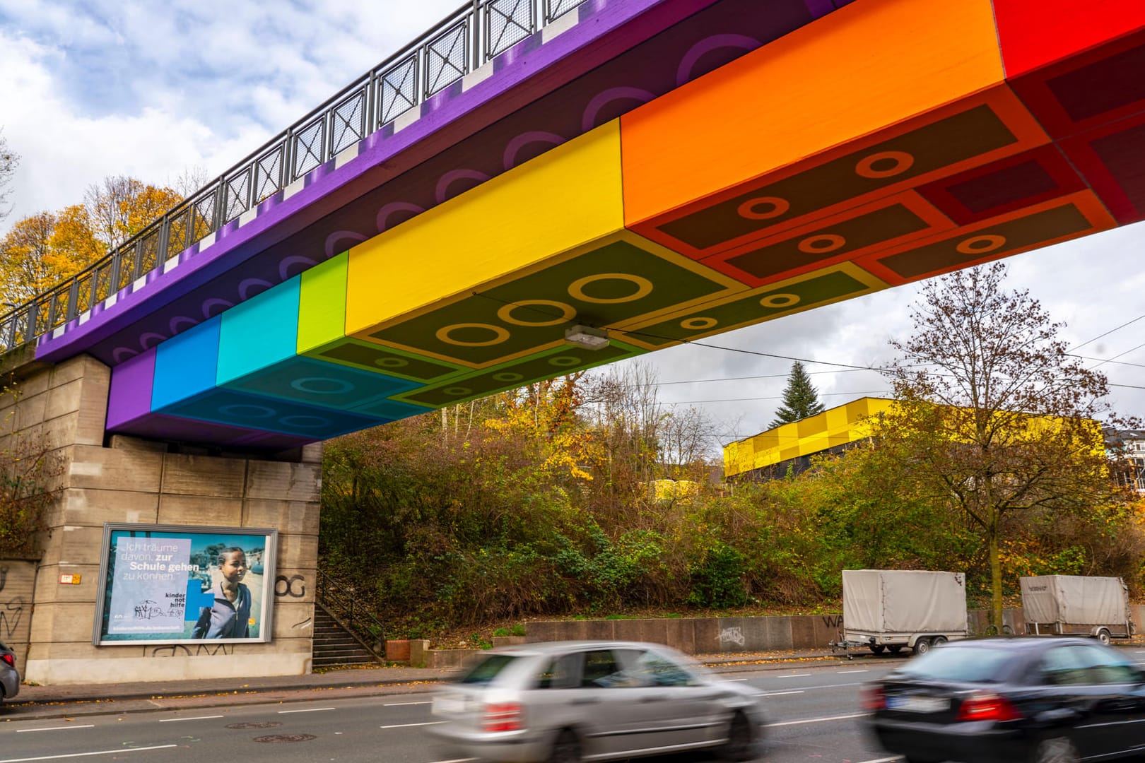 Die Legobrücke in Wuppertal: Mittlerweile gibt es die Straßenkunst bereits an zwei Brücken in der Stadt.