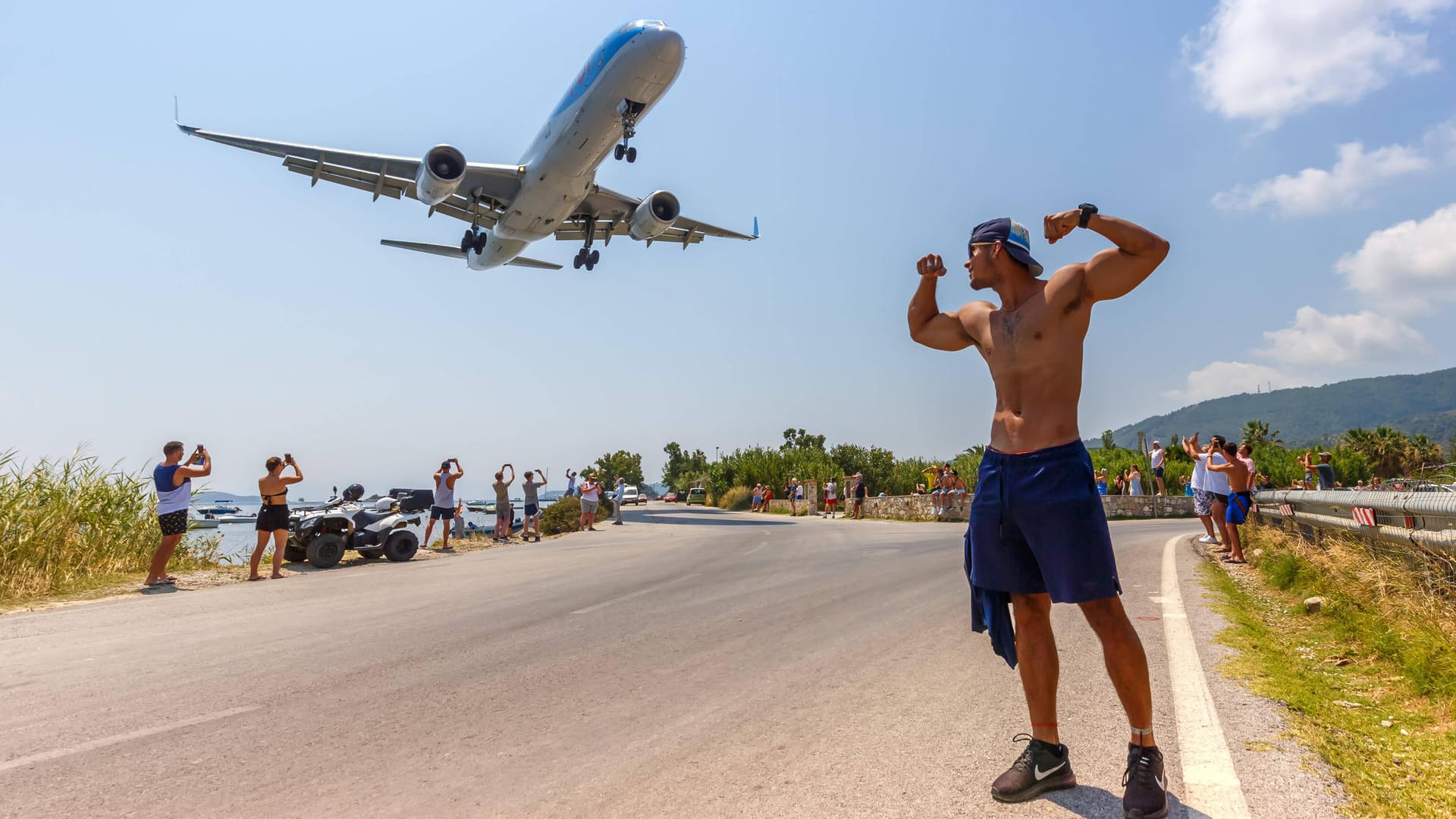 "Planespotting" auf Skiathos (Archivbild): Die Behörden warnen davor, sich nah an der Start- und Landebahn aufzuhalten. "Planespotting" auf Skiathos (Archivbild): Die Behörden warnen davor, sich nah an der Start- und Landebahn aufzuhalten.