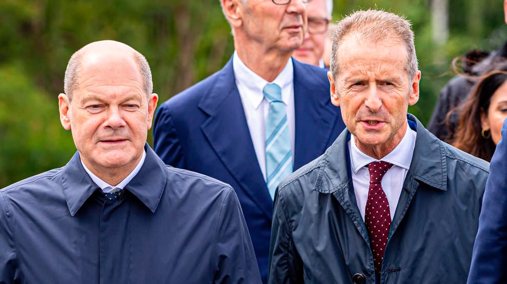 Kanzler Scholz und VW-Chef Diess in Salzgitter: Der Konzern hat viele Baustellen. Kanzler Scholz und VW-Chef Diess in Salzgitter: Der Konzern hat viele Baustellen.