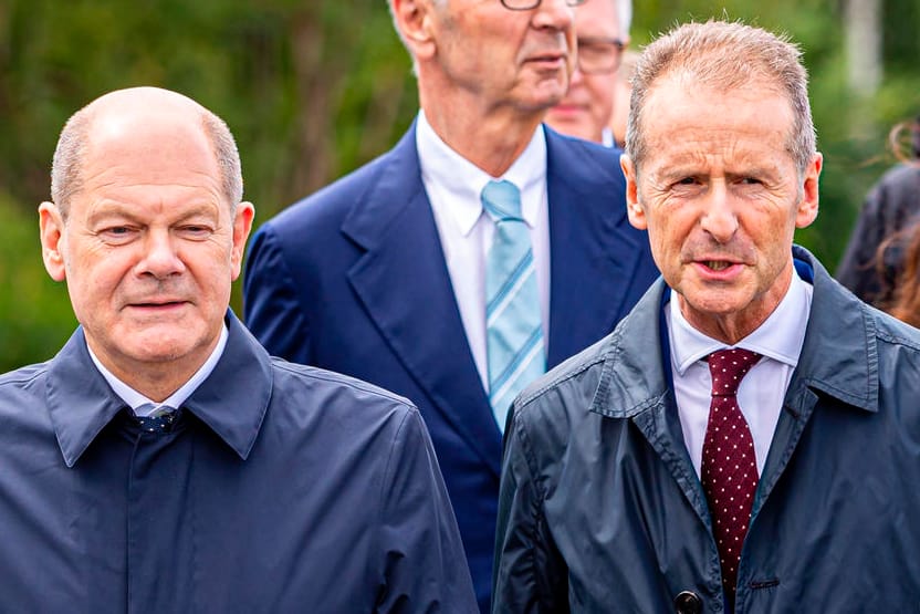 Kanzler Scholz und VW-Chef Diess in Salzgitter: Der Konzern hat viele Baustellen. Kanzler Scholz und VW-Chef Diess in Salzgitter: Der Konzern hat viele Baustellen.