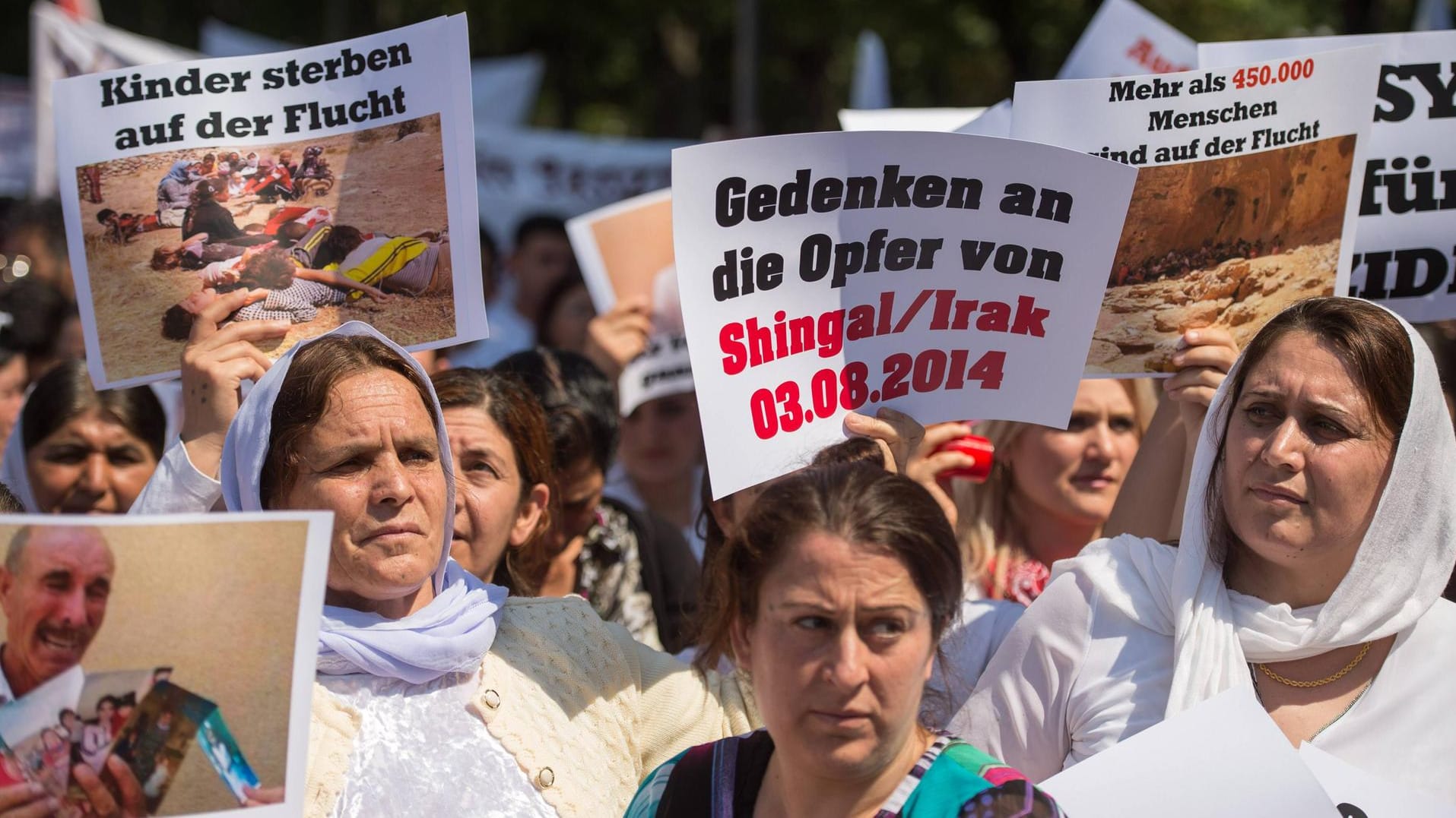 Proteste gegen den Genozid: "Jesidische Frauen und Mädchen wurden verschleppt, vergewaltigt und als Sklavinnen verkauft."