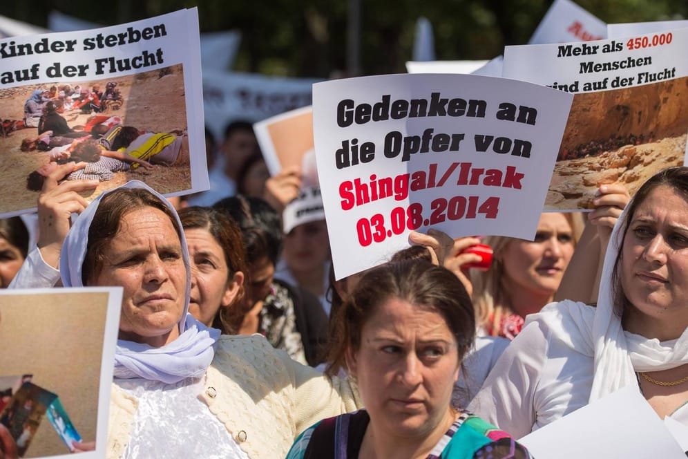 Proteste gegen den Genozid: "Jesidische Frauen und Mädchen wurden verschleppt, vergewaltigt und als Sklavinnen verkauft."