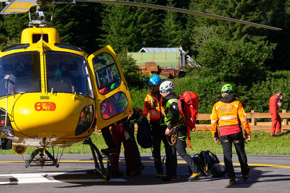 Einsatzkräfte in den Dolomiten: Mehrere Menschen starben nach einem Gletscherabbruch.