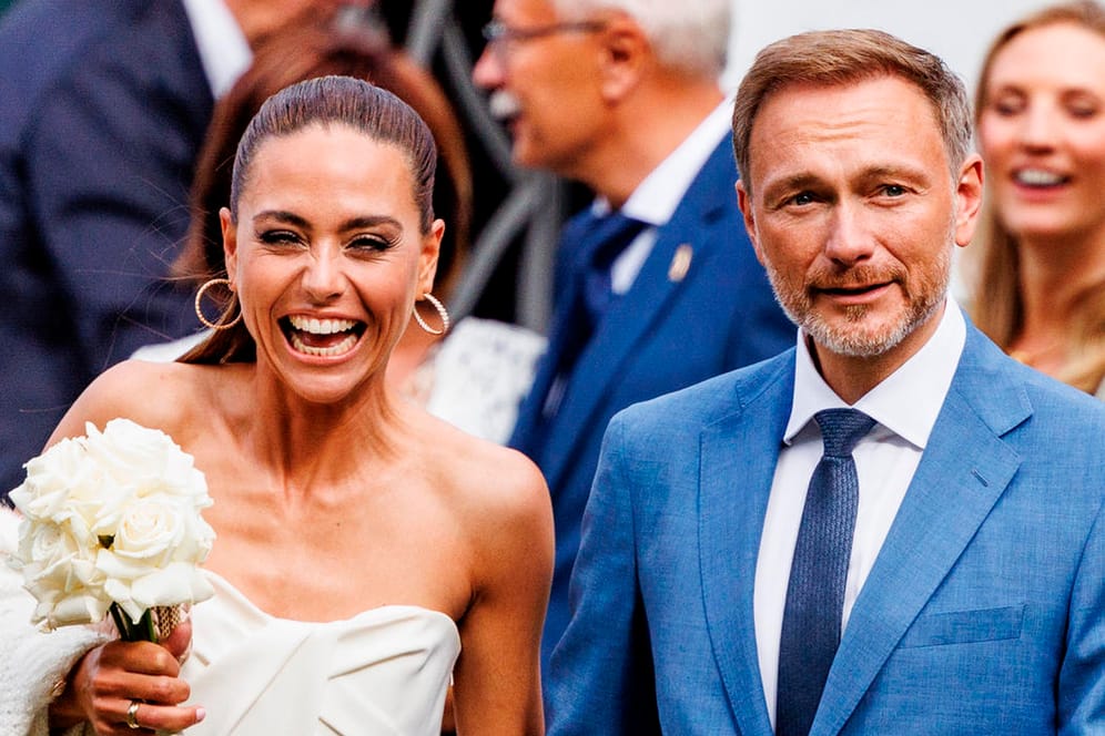 Strahlende Gesichter nach der Trauung: Christian Lindner und seine Franca Lehfeldt haben geheiratet.