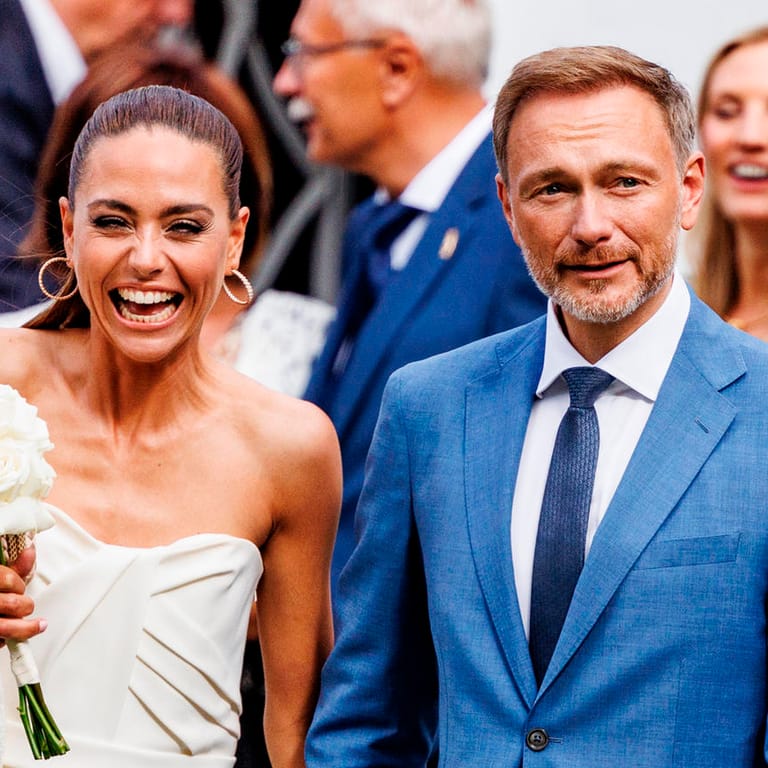 Strahlende Gesichter nach der Trauung: Christian Lindner und seine Franca Lehfeldt haben geheiratet.