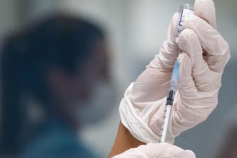 Impfstoff von Biontech/Pfizer (Archiv): Zum Schutz gegen schwere Verläufe sehen die RKI-Experten in der Bevölkerung weiteren Impfbedarf.