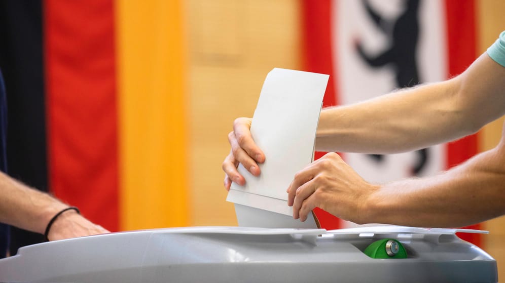 Einwurf der Stimmzettel in eine Wahlurne in Berlin: Teilweise soll die Wahl wohl wiederholt werden.