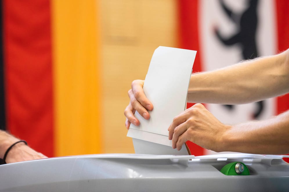 Einwurf der Stimmzettel in eine Wahlurne in Berlin: Teilweise soll die Wahl wohl wiederholt werden.