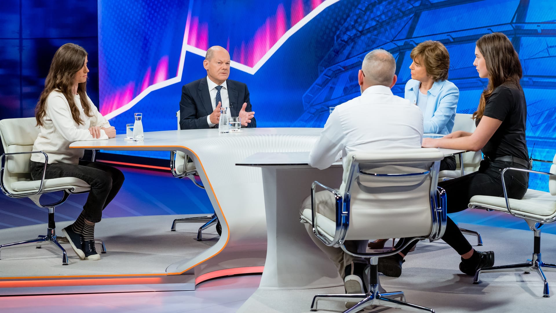 Talkrunde bei "Maybrit Illner": Von links: Kateryna Mishchenko, Olaf Scholz, Ralf Berning, Maybrit Illner, Rifka Lambrecht.