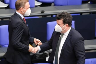 Finanzminister Christian Lindner und Arbeitsminister Hubertus Heil im Bundestag (Archivbild): An Kürzungen der Ampel bei Langzeitarbeitslosen hagelt es Kritik.