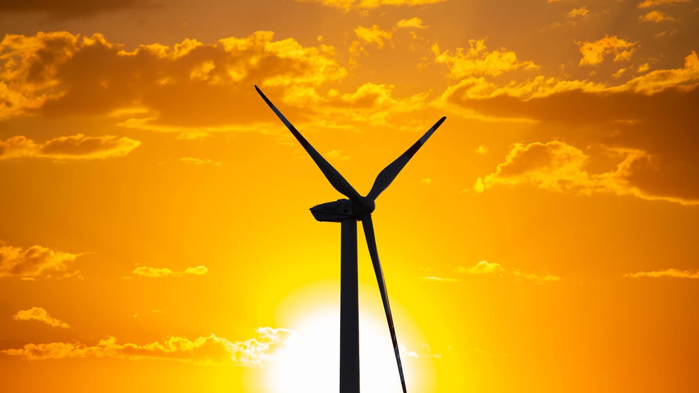 Eine Windkraftanlage im Sonnenuntergang (Symbolbild): Der Bundestag hat ein umfangreiches Ökostrompaket beschlossen.