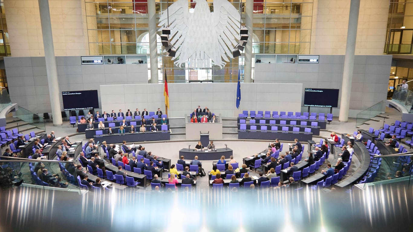 Blick in den Bundestag: Bis in die Nacht zum Freitag tagten die Volksvertreter.