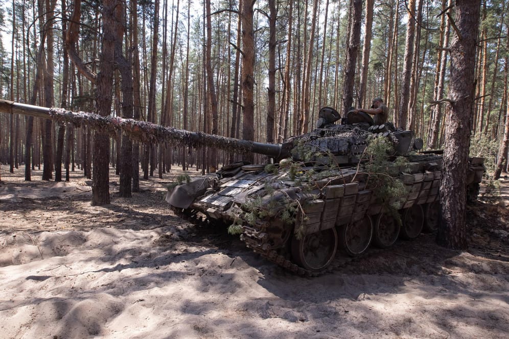 Ein russischer Panzer im Wald bei Luhansk (Archivbild): Die Kämpfe haben sich in den Süden der Ukraine verlegt.