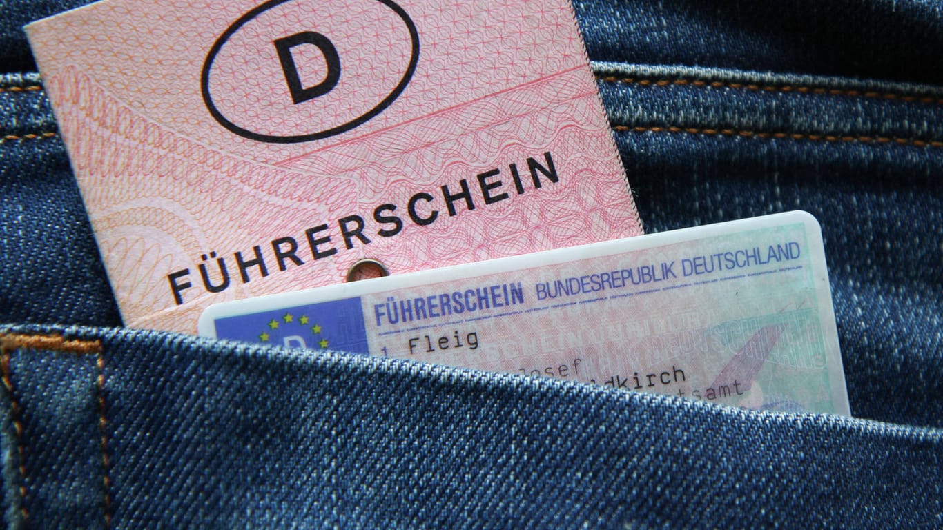 Alter und neuer Führerschein: Der Führerscheinwechsel kann in einigen Städten ohne Wartezeit online durchgeführt werden.
