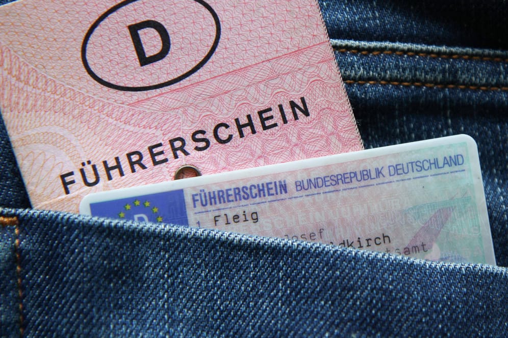 Alter und neuer Führerschein: Der Führerscheinwechsel kann in einigen Städten ohne Wartezeit online durchgeführt werden.