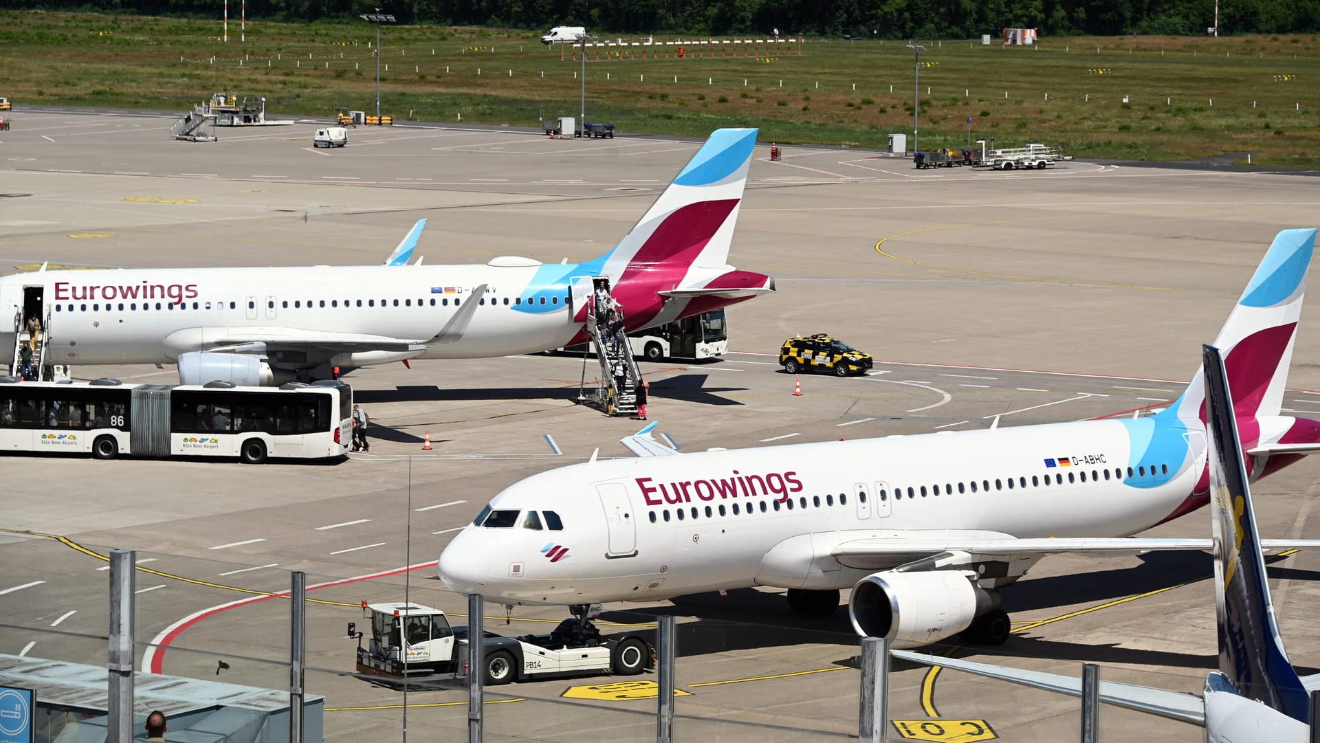 Eurowings-Flugzeuge: Die Airline erhöht ihre Preise um mindestens zehn Prozent.