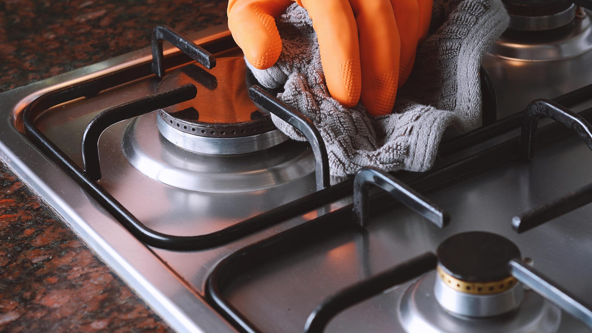 Gasherd mit Lappen gereinigt: Nach dem Kochen sollte immer gut abgewischt werden. So lassen sich starke Verschmutzungen vermeiden.