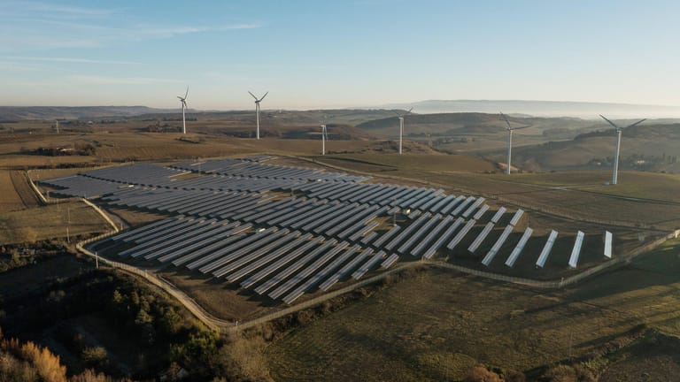 Gewinnung von Wind- und Sonnenenergie im Südwesten Frankreichs: Solche Anlagen sind in dem Land rar – der Ausbau wurde weitgehend verschlafen.