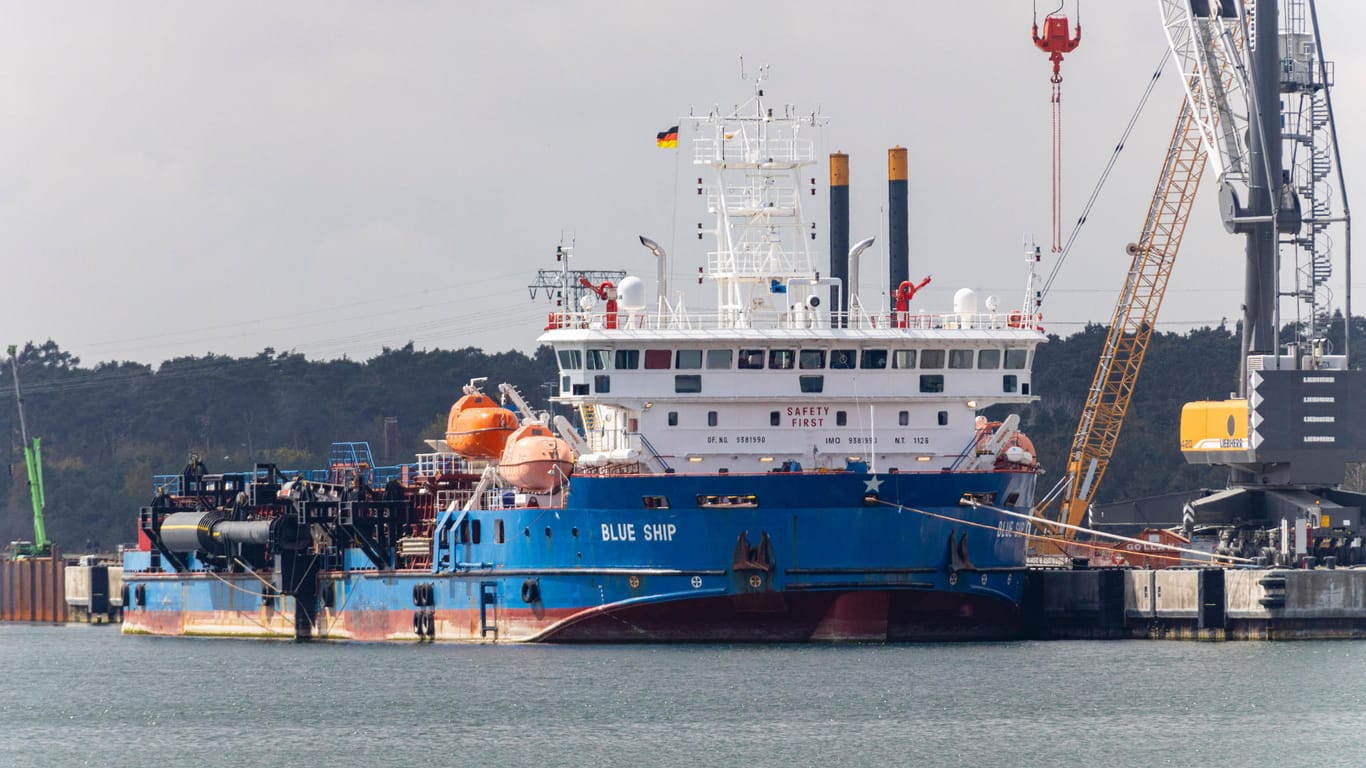 Die "Blue Ship" im Fährhafen Mukran: Die Nord Stream 2 AG sollte laut Klimastiftung Provisionen für Aufträge zahlen. Wie viel Geld tatsächlich floss, ist offen.