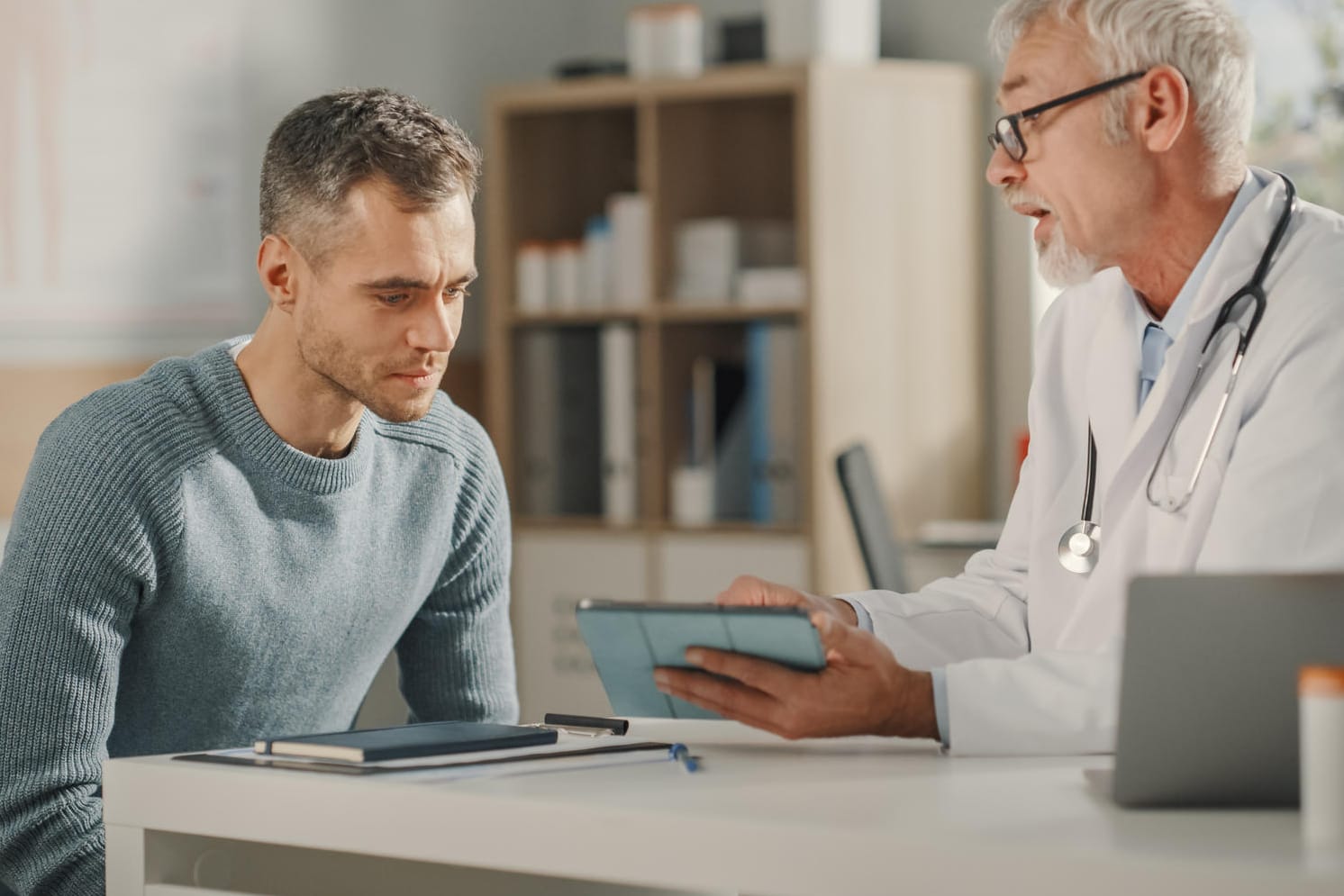 Ein Arzt im Gespräch mit einem Patienten.