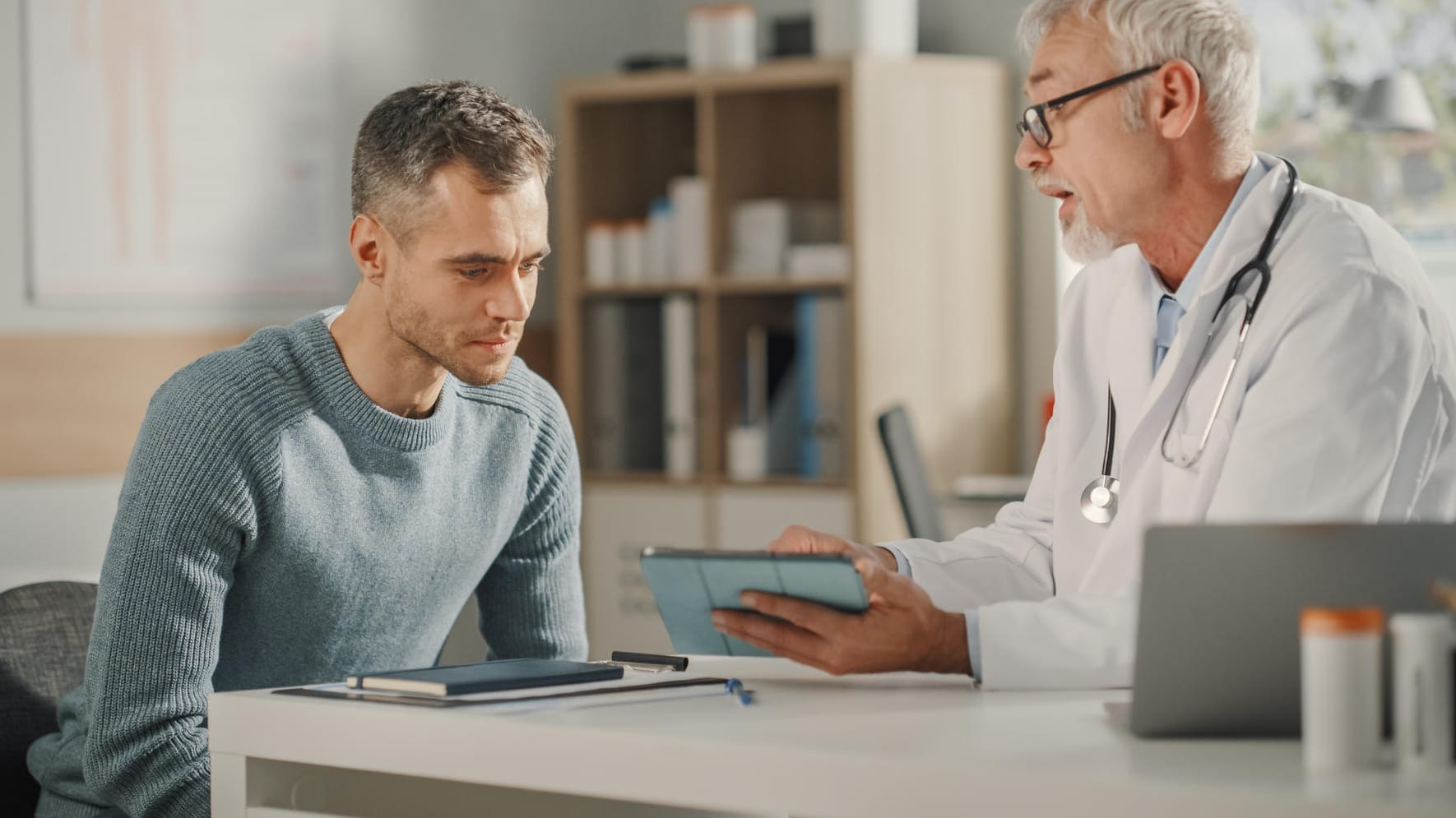 Ein Arzt im Gespräch mit einem Patienten.