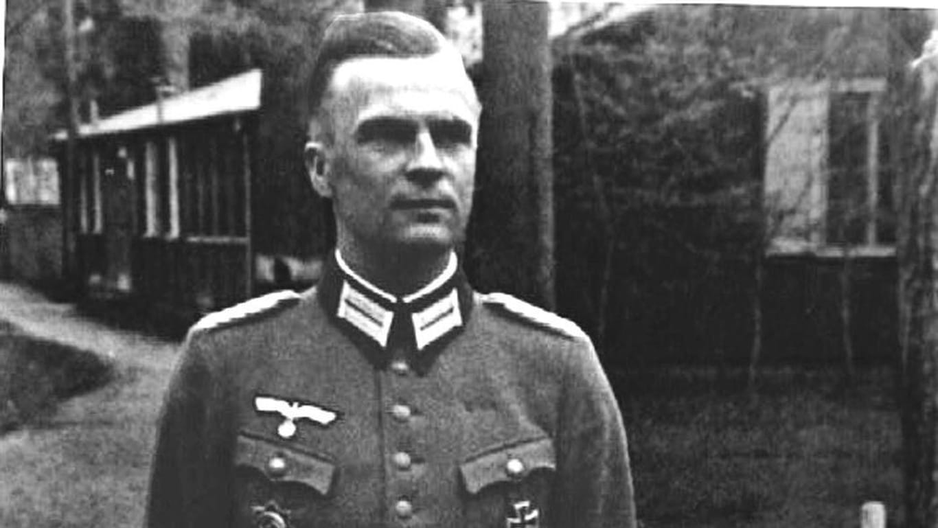 Günther Smend (1912 bis 1944) war Offizier und Adjutant des Generalstabschefs des Heeres, als er sich dem Widerstandskreis um Claus Schenk Graf von Stauffenberg anschloss. Er wurde am 8. September 1944 in Plötzensee hingerichtet.