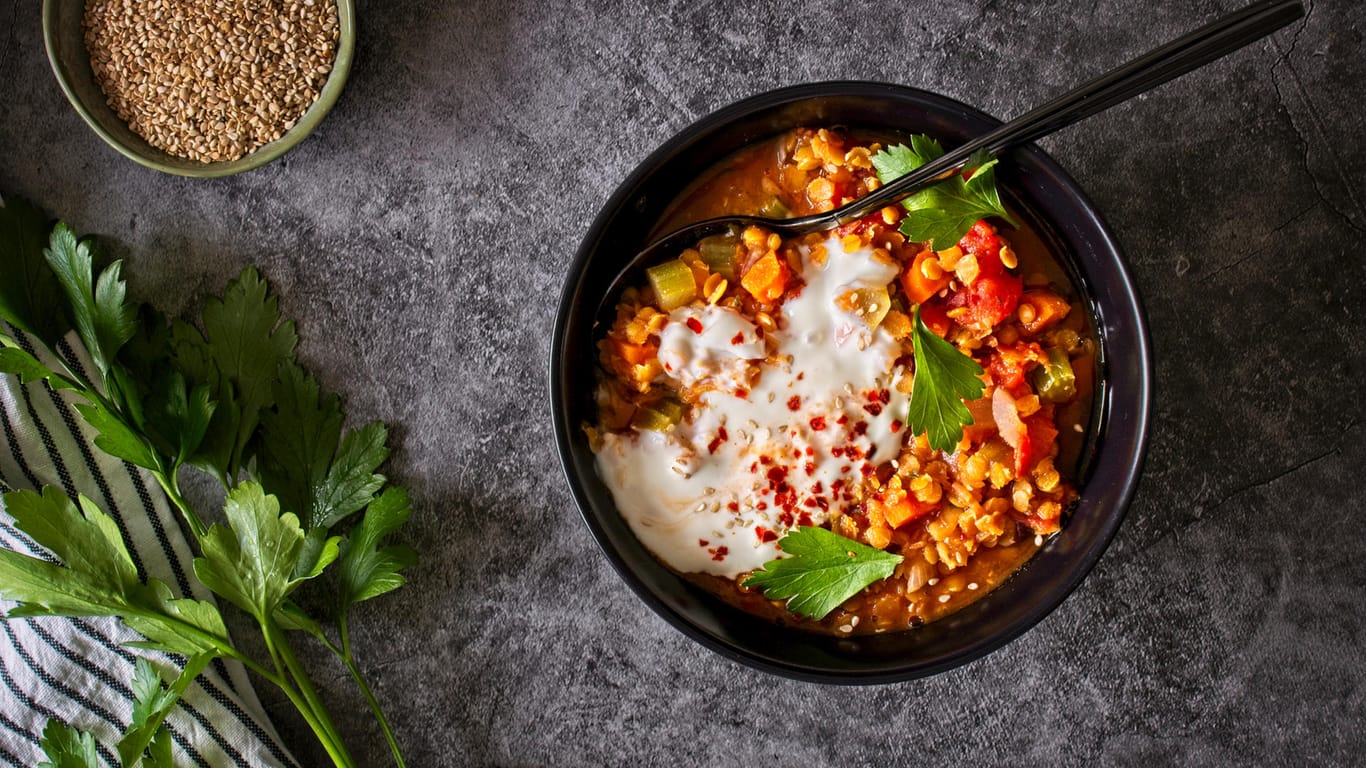 Curry: In der indische Küche ist Dal ein typisches Gericht, das mit Hülsenfrüchten zubereitet wird.
