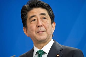 Shinzo Abe: Der 67-Jährige wurde zunächst noch ins Krankenhaus geflogen, dort aber starb er.