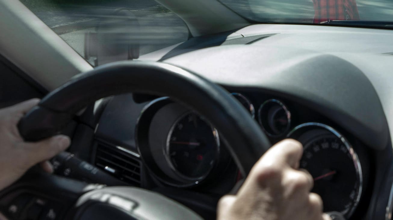 Lenkrad eines Autos (Symbolbild): In Wales setzte sich eine Frau für Prüfungen zahlreiche Male unter falschem Namen ans Steuer.