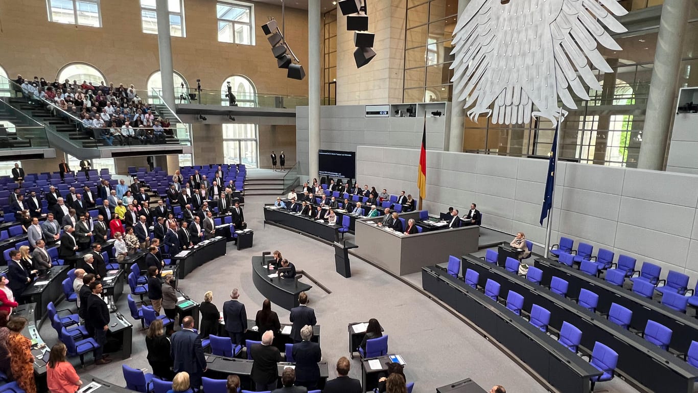Blick in den Plenarsaal des Deutschen Bundestags: Auch hier soll in Zukunft Energie gespart werden.