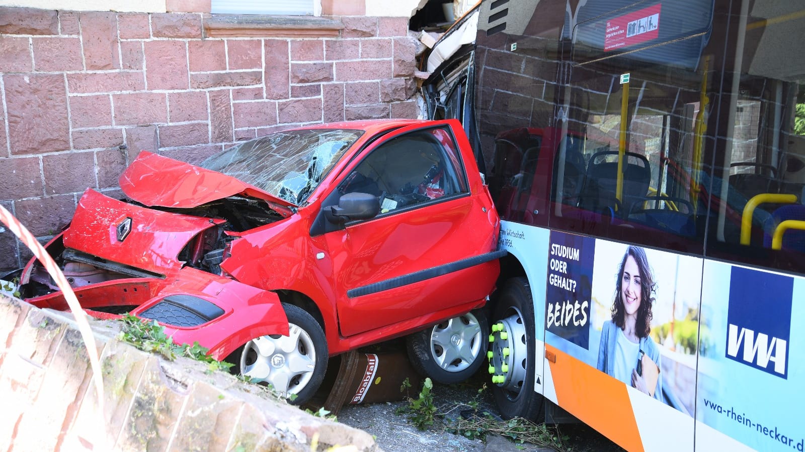 Schweres Unglück in Heidelberg: Ein Linienbus ist in ein Wohnhaus gefahren.