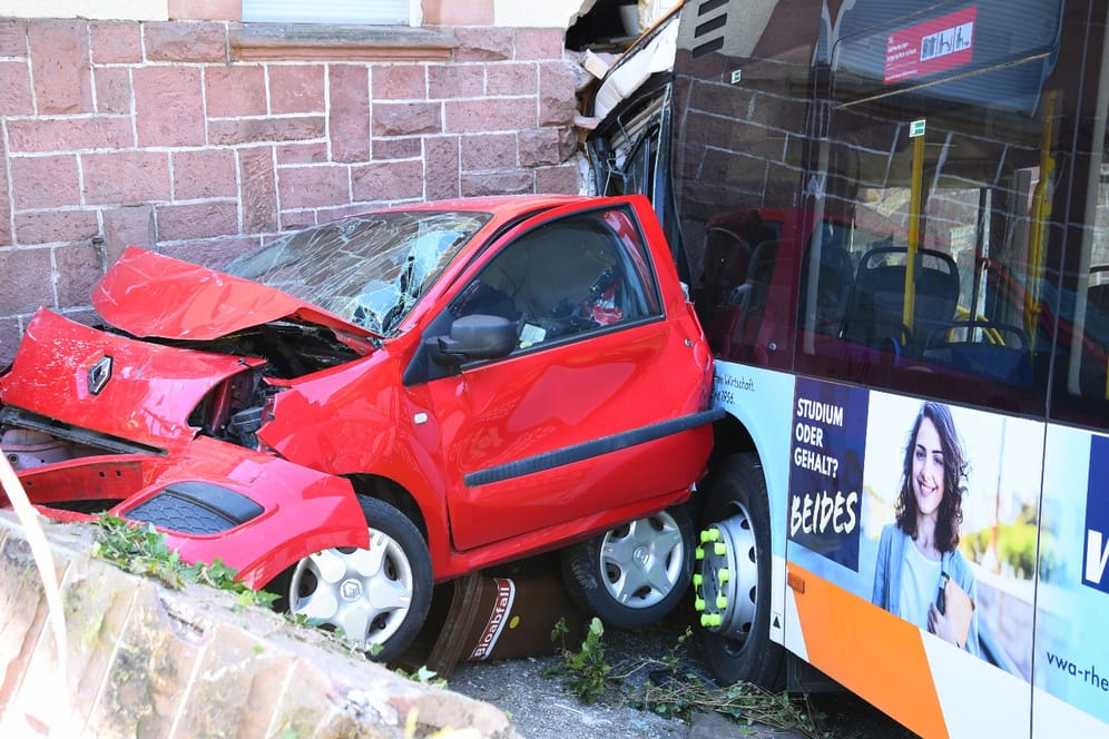 Schweres Unglück in Heidelberg: Ein Linienbus ist in ein Wohnhaus gefahren.