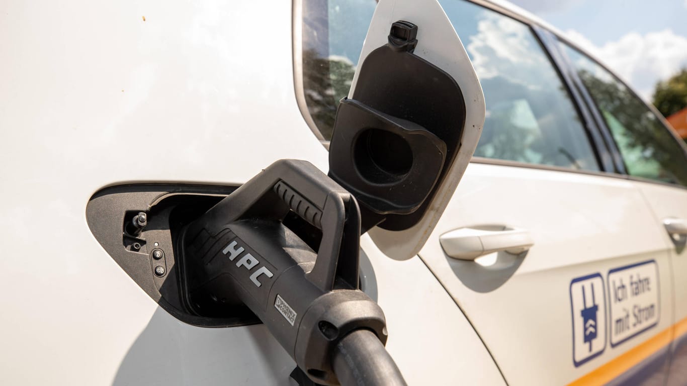 Künftig günstiger: Laut einer Studie sind E-Autos bald nicht mehr teurer als vergleichbare Diesel oder Benziner.