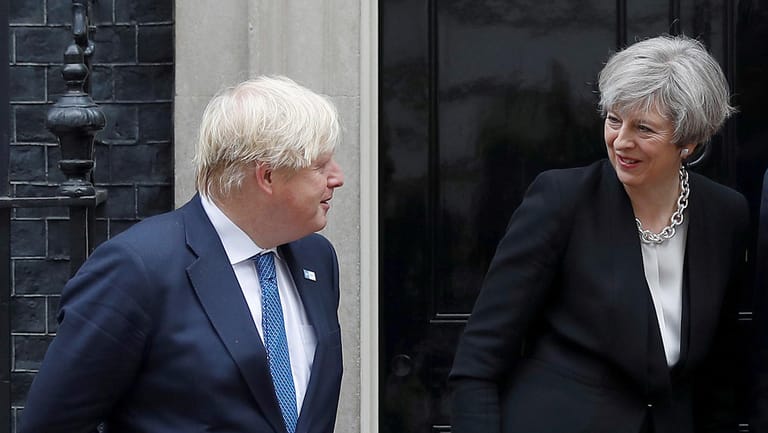 Theresa May und ihr damaliger Außenminister Boris Johnson (Archivbild): 2019 trat May zurück, Johnson übernahm ihr Amt.