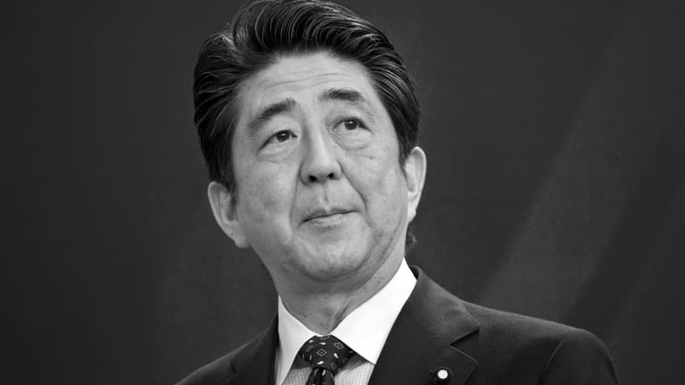 Shinzo Abe: Der langjährige japanische Premierminister wurde am 8.Juli 2022 bei einer Wahlkampfveranstaltung auf offener Straße erschossen. Bei einer Rede in der Stadt Nara schoss ihm ein Ex-Militär von hinten zwei Kugeln in den Oberkörper.