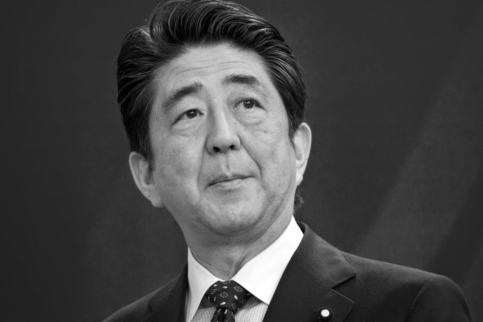 Shinzo Abe: Der langjährige japanische Premierminister wurde am 8.Juli 2022 bei einer Wahlkampfveranstaltung auf offener Straße erschossen. Bei einer Rede in der Stadt Nara schoss ihm ein Ex-Militär von hinten zwei Kugeln in den Oberkörper.