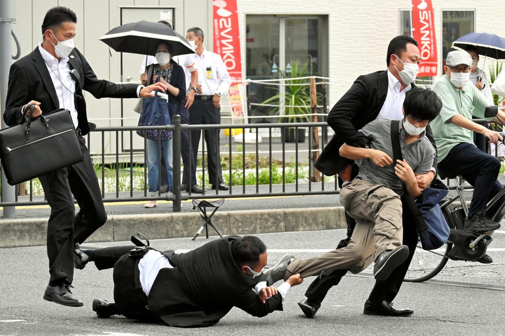 Polizisten hindern den mutmaßlichen Schützen an der Flucht: Ein 41-Jähriger soll Japans Ex-Regierungschef erschossen haben.