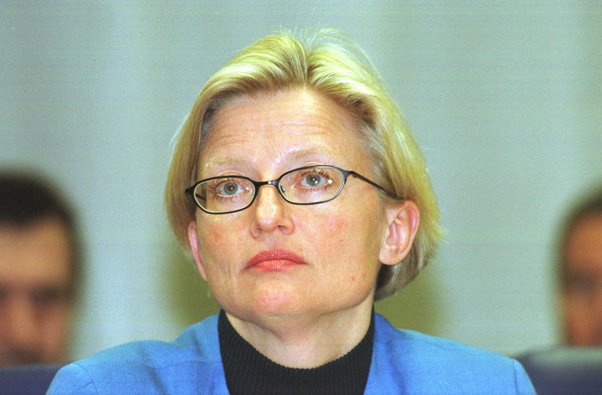 Anna Lindh: Im September 2003 verletzt ein Mann die schwedische Außenministerin in einem Stockholmer Kaufhaus mit einem Messer tödlich. Er wird zu lebenslanger Haft verurteilt.