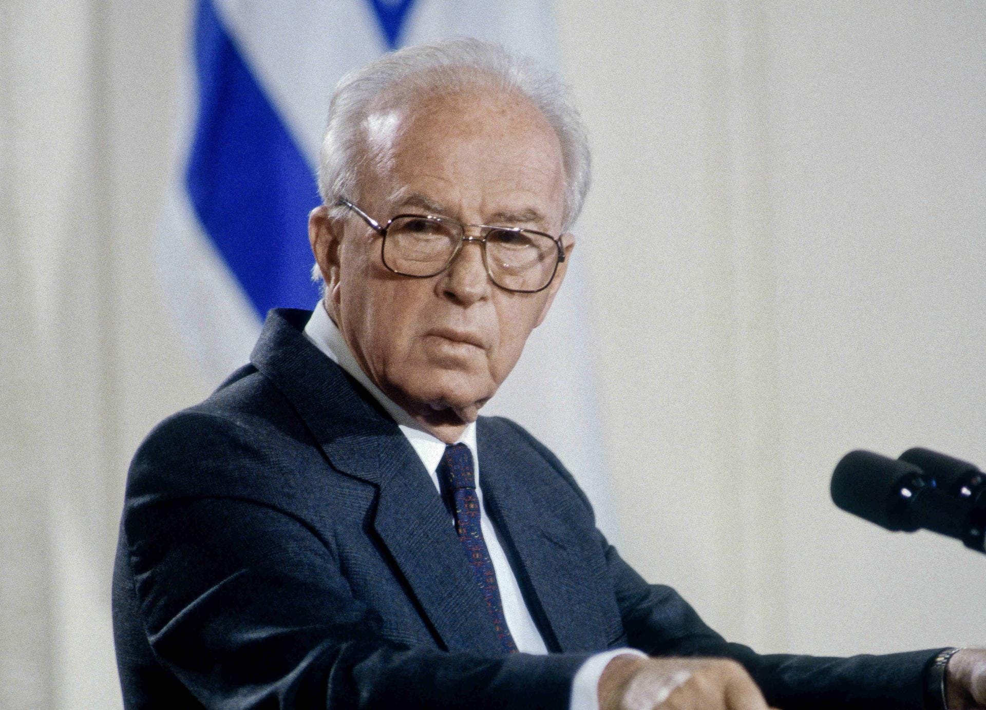 Yitzhak Rabin: Der israelische Ministerpräsident wird im November 1995 in Tel Aviv während einer Friedensdemonstration von einem jüdischen Extremisten erschossen. Der radikale Gegner des Nahost-Friedensprozesses muss lebenslang in Haft.