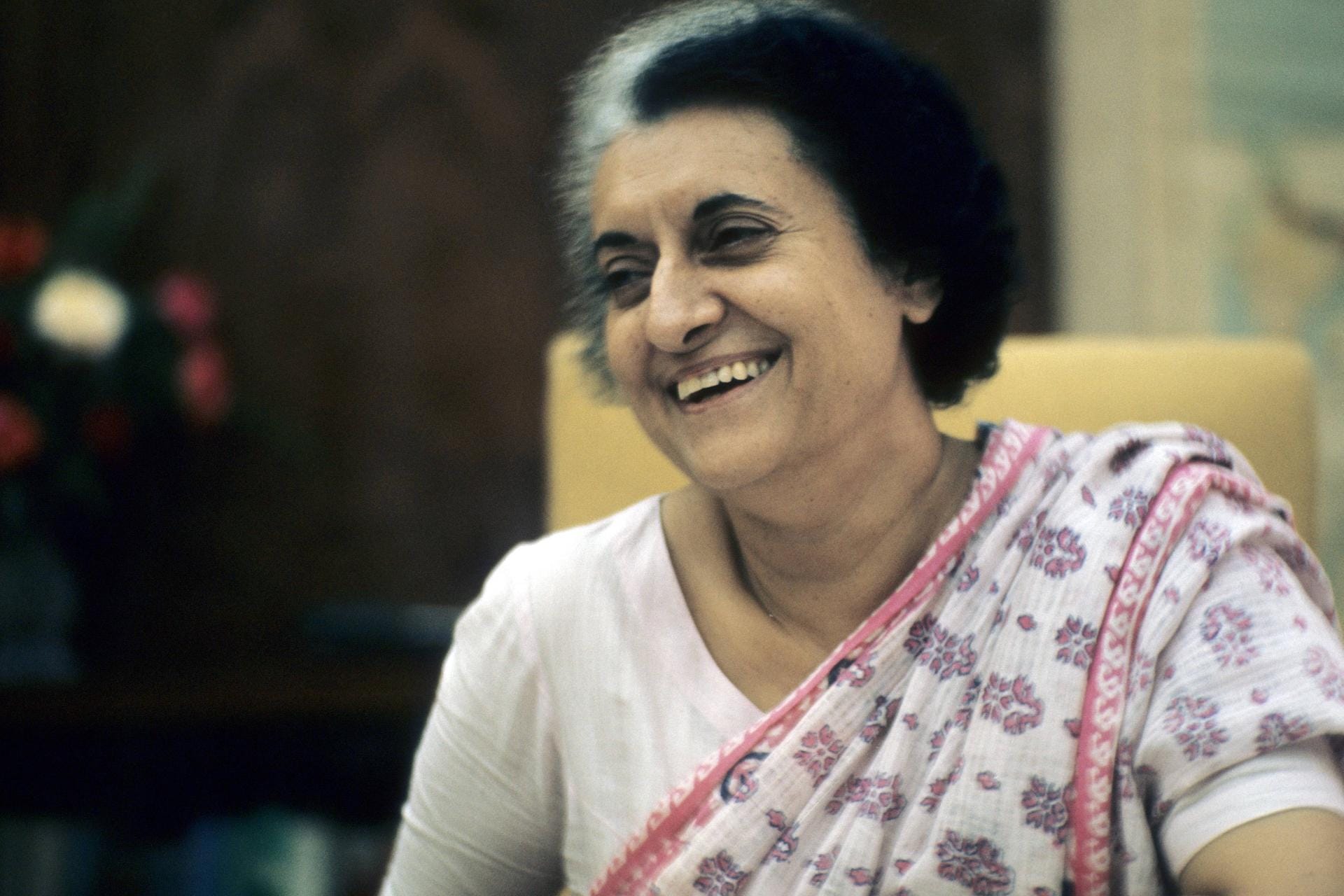 Indira Gandhi: Die indische Ministerpräsidentin wird im Oktober 1984 in Neu Delhi auf dem Weg ins Büro von zwei Sikh-Soldaten ihrer Leibwache erschossen. Gandhi hatte zuvor die Armee den Goldenen Tempel in der Stadt Amritsar stürmen lassen, das bedeutendste Gotteshaus der Sikhs. Dort hatten sich die Führer der Separatisten mit ihren Anhängern verschanzt. Dabei waren Hunderte Menschen gestorben.