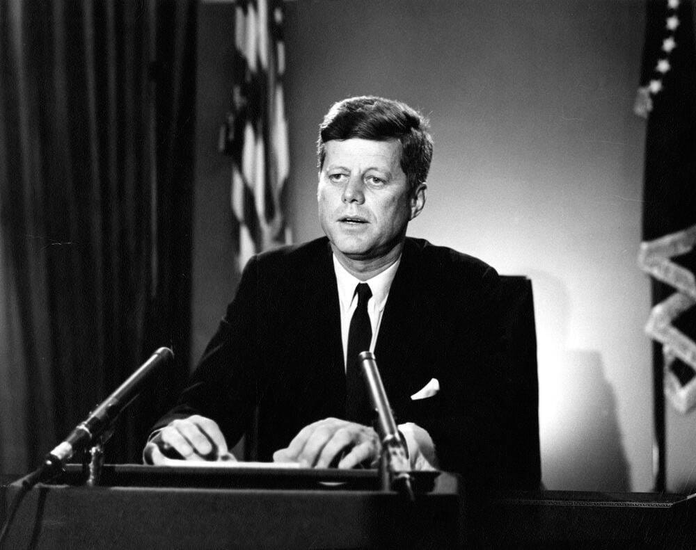 John F. Kennedy: Im November 1963 wird der US-Präsident in Dallas (Texas) erschossen. Der mutmaßliche Attentäter wird verhaftet, aber kurze Zeit später getötet. Nach offiziellen Ermittlungsergebnissen handelte er allein, doch halten sich bis heute zahlreiche Verschwörungstheorien über mögliche Hintermänner und Auftraggeber.