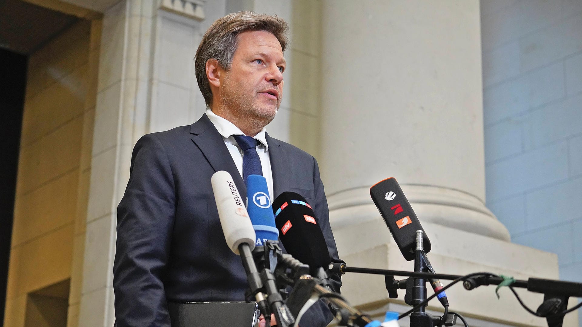 Wirtschaftsminister Robert Habeck: Uniper kann sich auf staatliche Hilfen einstellen. Wirtschaftsminister Robert Habeck: Uniper kann sich auf staatliche Hilfen einstellen.