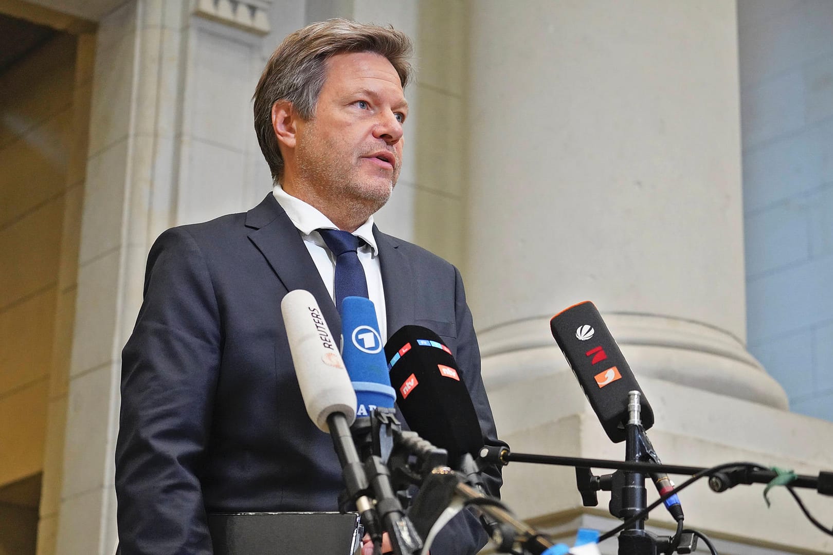Wirtschaftsminister Robert Habeck: Uniper kann sich auf staatliche Hilfen einstellen. Wirtschaftsminister Robert Habeck: Uniper kann sich auf staatliche Hilfen einstellen.
