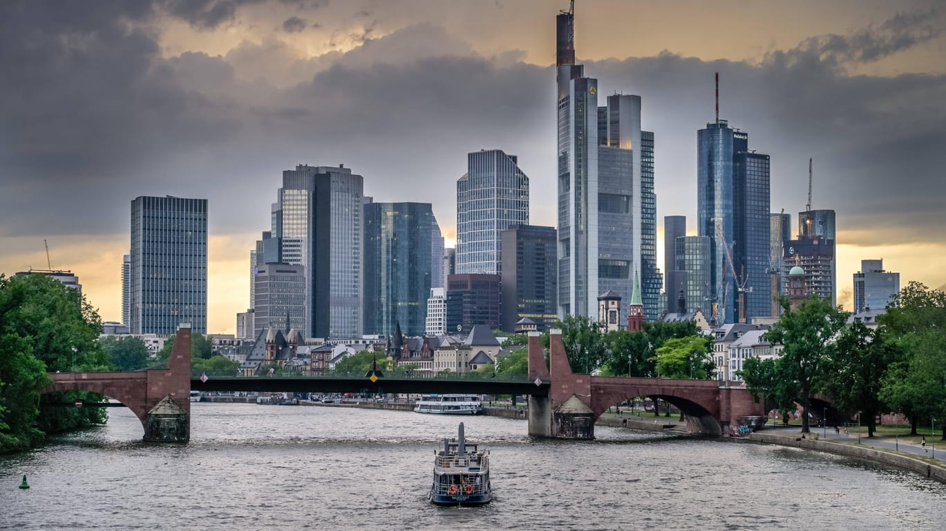 Die Skyline Frankfurts (Archivbild): Über der Börse ziehen dunkle Wolken auf.