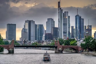 Die Skyline Frankfurts (Archivbild): Über der Börse ziehen dunkle Wolken auf.