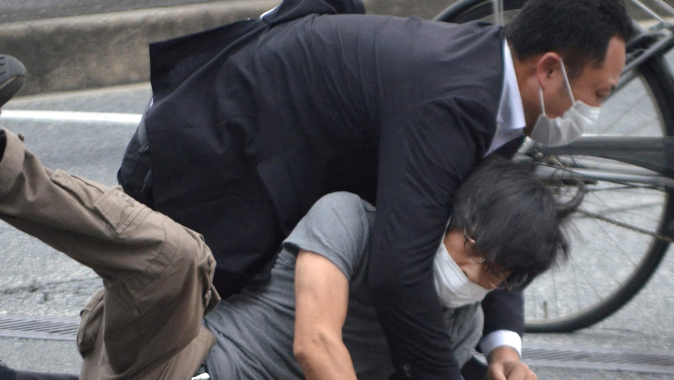 Sicherheitskräfte zerren den Täter zu Boden: Er schoss zweimal auf Abe.