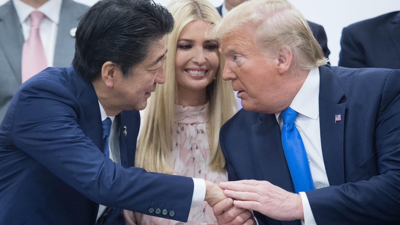 Shinzo Abe und Donald Trump im Jahr 2019: Der japanische Regierungschef pflegte damals ein gutes Verhältnis zu dem Republikaner.