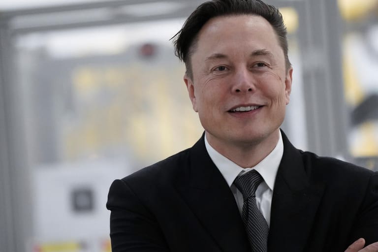 Elon Musk bei der Eröffung des Tesla-Werks in Grünheide (Archivbild): Er hat jetzt den Kauf von Twitter abgesagt.