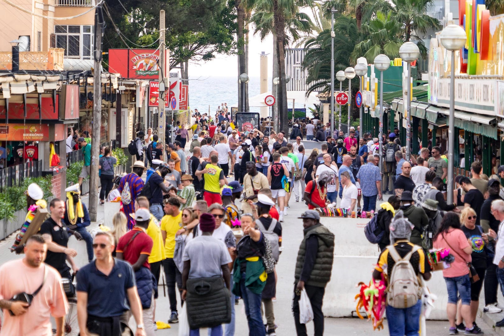 Blick in die so genannte Schinkenstraße auf Mallorca (Archivbild): Die acht Deutschen, die wegen eines Brandes am Ballermann beschuldigt werden, sitzen noch immer in Haft.